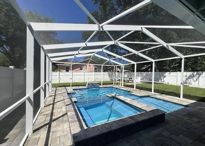 Pink Sunshine: Private Heated Pool And Spa, Close To Beach