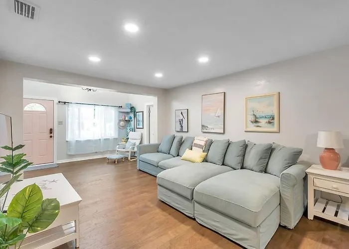 Pink Sunshine: Private Heated Pool And Spa, Close To Beach