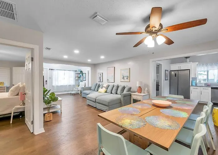 Pink Sunshine: Private Heated Pool And Spa, Close To Beach